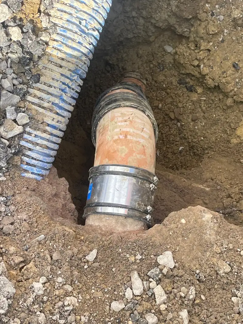 A drainage pipe connection made in a trench with a coupling